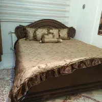 سرویس خواب چوب درجه یک  - و یک کتابخانه آبی.