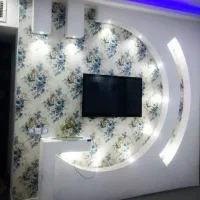 نصاب کاغذ دیواری و پوست .نقاش ساختمان حرفه ای