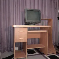 میز و صندلی و مانیتور