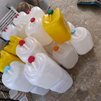 تعداد زیادی گالن ۲۰ لیتری درحد نو زخیم