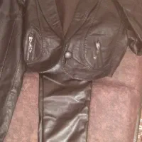 کت کوتاه چرم و شلوار