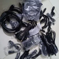 تعدادی کابل HDMI و کابل شارژ و کابل برق