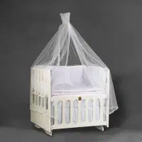 تخت گهواره ای کنار مادر