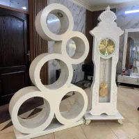 یه عدد استند و ساعت ایستاده