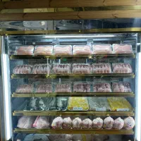 به یک کارگر مرغ وماهی