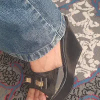 تعدادی کفش|کیف، کفش، کمربند|قم, امامزاده ابراهیم|دیوار