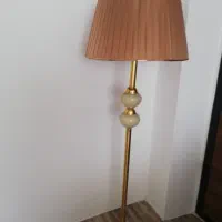 آباژور ایستاده