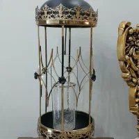 جا شمعی و فانوس کنار سالنی