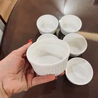 تعدادی ظروف چینی سفید رنگ و بلور رنگی