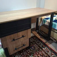 میز تحریر بسیار شیک در حد نو با سه عدد کشو جادار