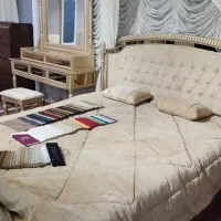 تخت و آیینه دلاور