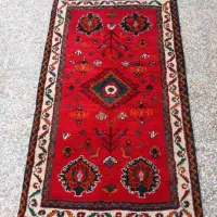 فرش دستبافت قدیمی که با حساسیت نگه داری شده|فرش|مرودشت, نقش رستم|دیوار