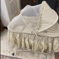 گهواره کنار مادر