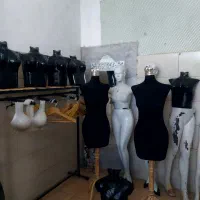تعدای مانکن ایستاده و نیم تنه