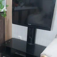 تلویزیون به همراه میز