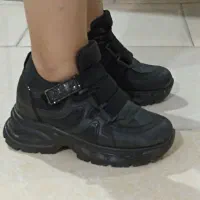 یک جفت کتونی و دو جفت صندل