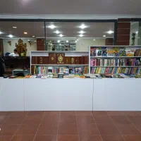 خانم نیمه‌وقت کاردرغرفه کتاب نزدیک منطقه سکونت شما
