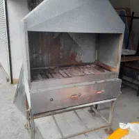 تعداد از وسایل رستوران به فروش می‌رسد