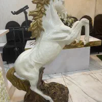 مجسمه اسب سفید