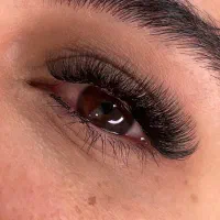 اکستنش مژه و لیفت ابرو و کاشت ناخن