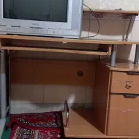تلویزیون و میز کامپیوتر