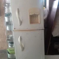 دوعدد یخچال قدیمی یک عدد تلویزیون