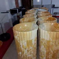 روشویی مرمرپرتقالی تکپایه تمیز.