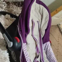 کریر و تعداد زیادی لباس نوزادی