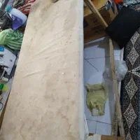 میز خیاطی وچند عددنیم کت فروش است