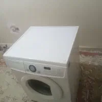 یک دستگاه لباسشویی