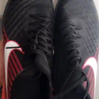 کفش ورزشی فوتسال و دستکش کیک بوکس و کمربند