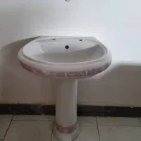 درب اتاق با چهار چوب ، روشویی و کابینت فلزی هوایی