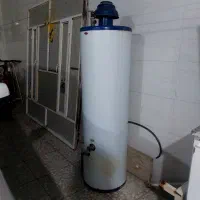 آبگرمکن ایستاده تمیز و بدون نقص