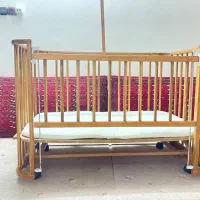 تخت گهواره نوزادی کنار مادر