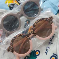 تعدادی لباس بچگانه نو