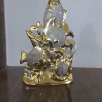 مجسمه ماهی طلایی و درختچه کاج