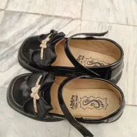 یک جفت کفش دخترانه