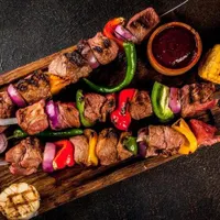 کباب پز ووسط کار اشپزخانه