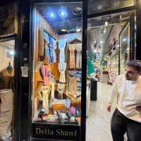 به یک ادمین حضوری خانم و یک مدل شال و روسری