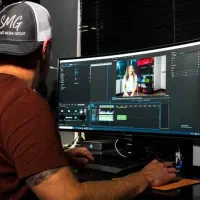 ادیتور و تولید کننده ی محتوا هستم