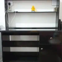 میز تحریر و کتابخانه