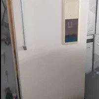 یخچال قدیمی و ویترین چوبی مغازه