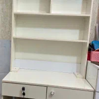 کتابخانه و میز تحریر