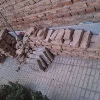نزدیک 300 تا آجر