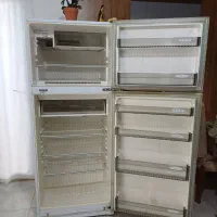 یک عدد یخچال فریزر بسیار تمیز فروشی