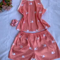 ست تاپ و شورتک ساتن بهمراه اسکرانچی