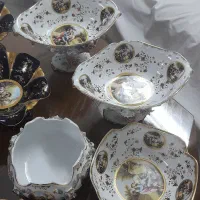 ظروف سرامیکی گل برجسته سفید و سورمه ای