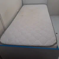 تخت نوجوان ، میز تحریر