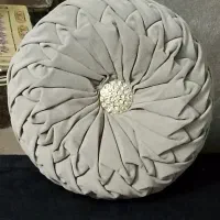 یک عدد نیمکت مبلی بادوعددکوسن زیباویک رخت اویز|صندلی و نیمکت|چمستان, |دیوار