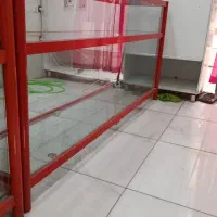 دو عدد میز و تعدادی رگال و تیله